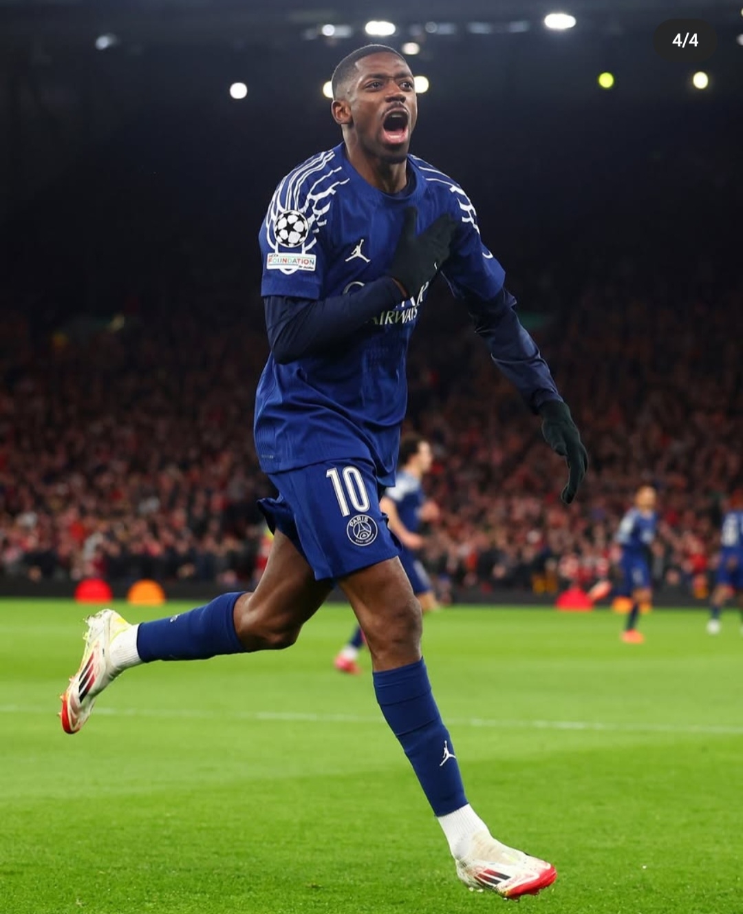 中场核心破门后致敬球迷，感人一幕