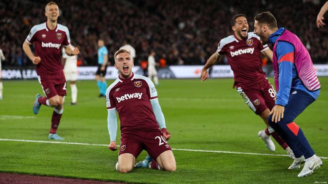 球员赛后把球鞋送给小球迷