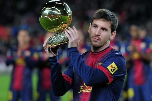 法兰克福球迷在诺坎普球场对巴萨支持者发动投掷袭击