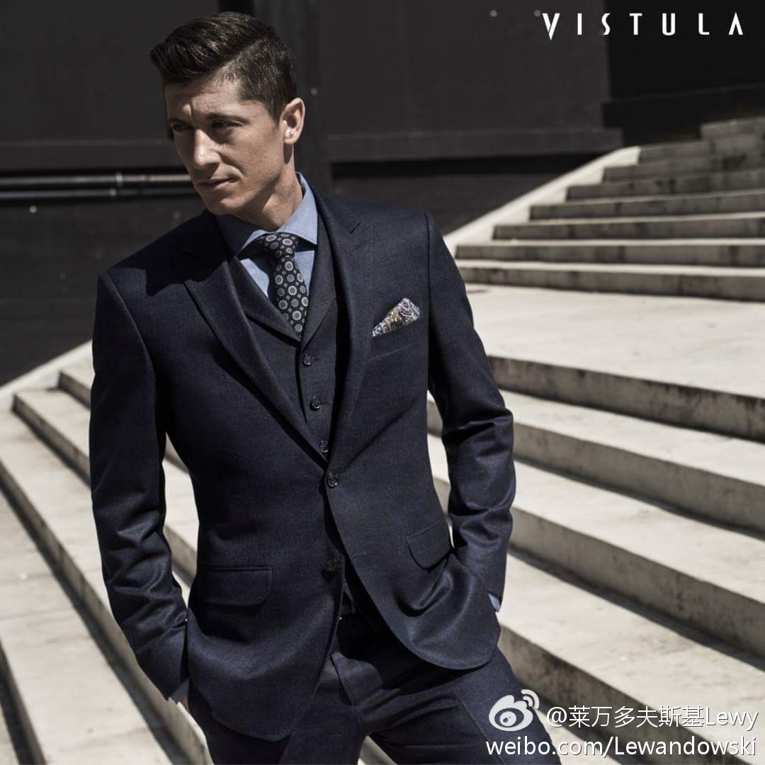 达成生涯400助里程碑，梅西赛后把球衣送给了看台上的父母