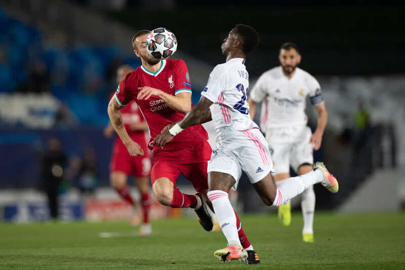 波兰对阵荷兰世预赛中，有球迷向场内投掷烟火迫使比赛被中断